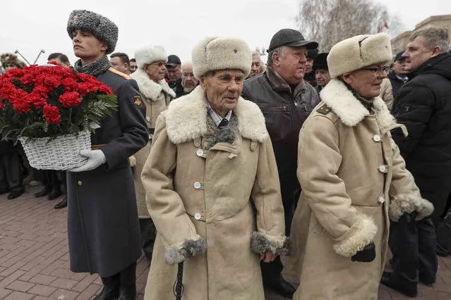 A group of Soviet veterans dressed in Red Army World War II winter uniforms arrive to take a part in an opening of the busts of Soviet leader Josef Stalin, Soviet Marshal Georgy Zhukov, Marshal of the Soviet Union Aleksandr Vasilevsky on the territory of the museum-panorama “Battle of Stalingrad” on eve of the commemoration of the 80th anniversary of the Battle of Stalingrad in the southern Russian city of Volgograd, once known as Stalingrad, Russia, Wednesday, February 1, 2023. (Photo by AP Photo/Stringer)
