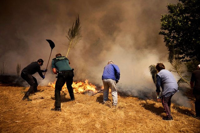 Residents battle a fire advancing toward Rebordondo village, near Ourense, in northwestern Spain, on Monday, August 18, 2025. (Photo by Pablo Garcia/AP Photo)