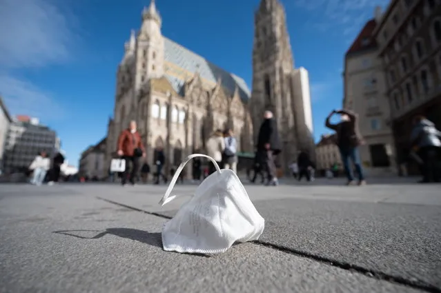 A face mask on the street in the center of Vienna, Austria, 03 february 2022. A session of the Austrian Federal Council was taking place in Vienna to debate mandatory Covid-19 vaccination for people over 18 years of age. (Photo by Daniel Novotny/EPA/EFE)