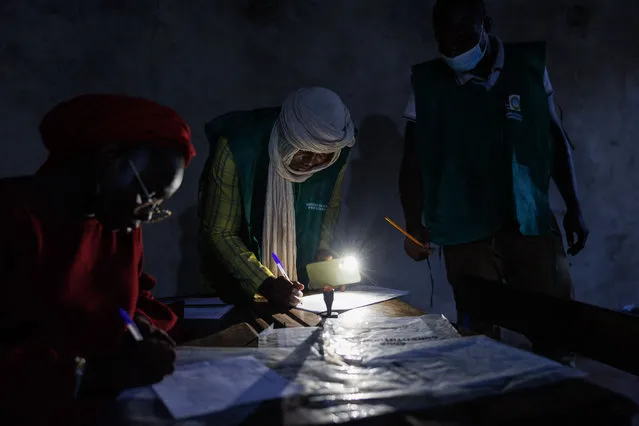 Election officials start to count the ballots in Mali’s referendum in Bamako on June 18, 2023. Malians head to the polls to vote in a referendum to see if changes to the constitution will be made. (Photo by Ousmane Makaveli/AFP Photo)