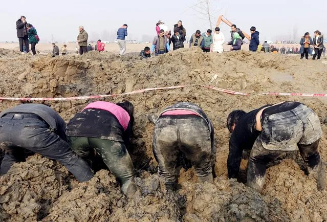 Villagers gather to seek for ancient coins at a construction site, in Zhengzhou, Henan province, China, December 2, 2016. (Photo by Reuters/Stringer)