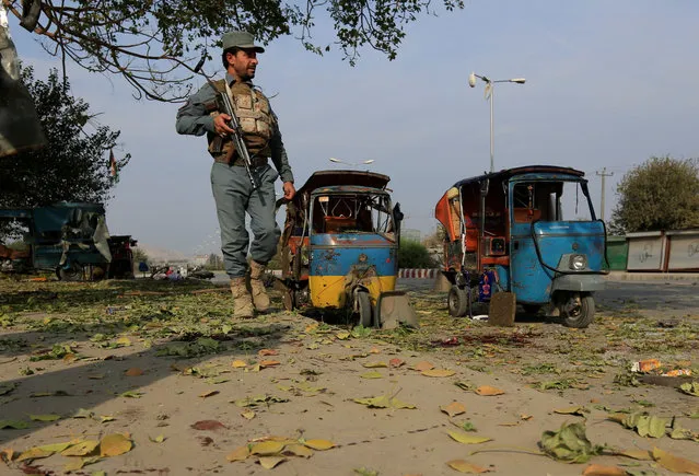 An Afghan policeman stands guard at the site of blast in Jalalabad city, Afghanistan November 25, 2016. (Photo by Reuters/Parwiz)