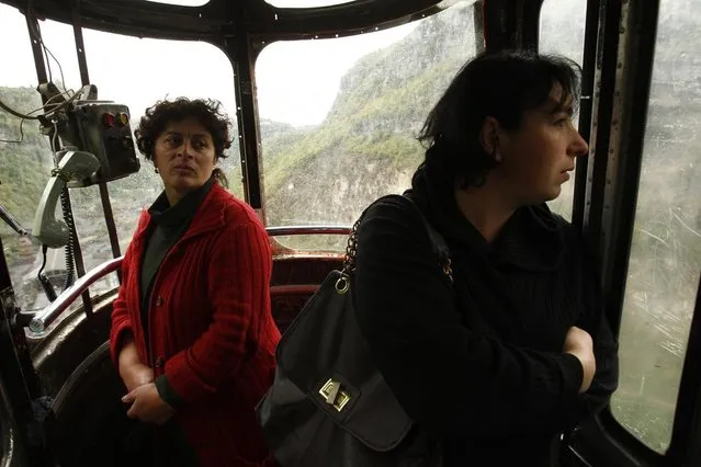 Commuters travel by cable car in the town of Chiatura, some 220 km (136 miles) northwest of Tbilisi, September 25, 2013. (Photo by David Mdzinarishvili/Reuters)