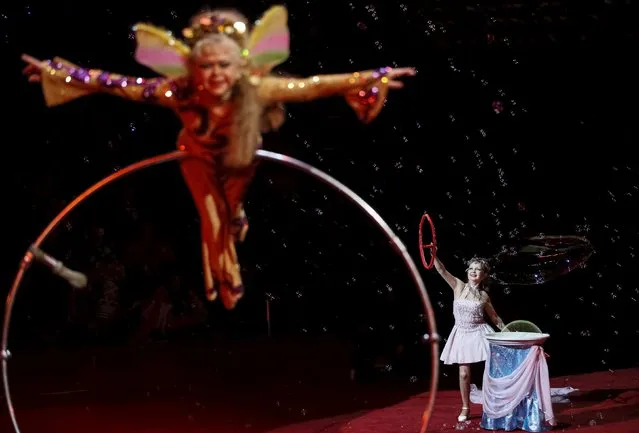 Acrobats perform during “Stars and starlets”, a new programme, at the National Circus in the Ukrainian capital of Kiev April 30, 2015. (Photo by Gleb Garanich/Reuters)