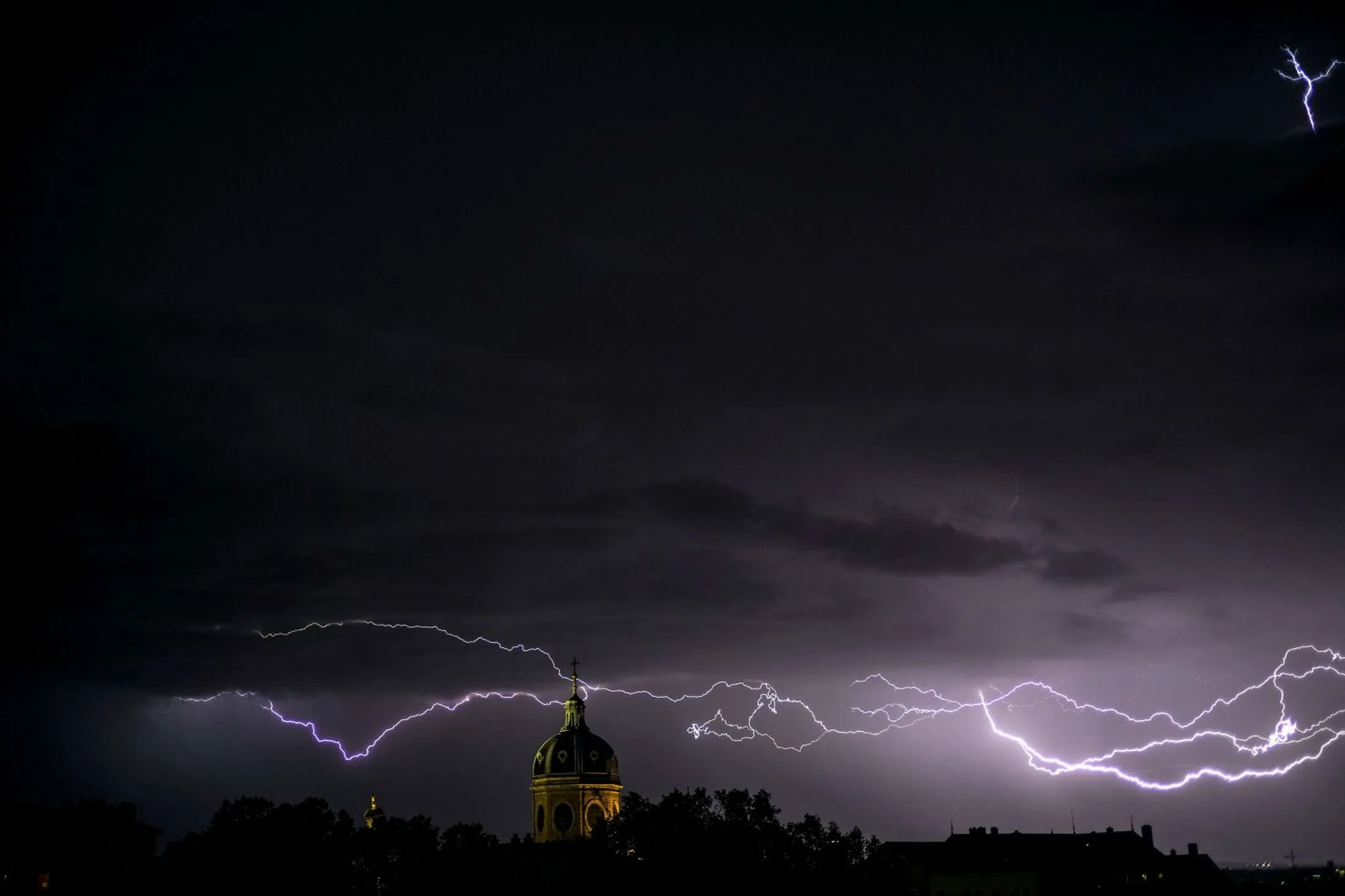 Во время грозы в хорошем. Молния в Церковь. Храм гроза. Гроза над Церковью. Гроза над храмом.