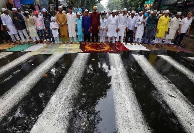 Muslims stand to offer prayers during Jumat-ul-Vida or the last Friday of the holy fasting month of Ramadan as it rains in Kolkata, India June 23, 2017. (Photo by Rupak De Chowdhuri/Reuters)