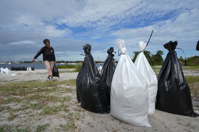 Susana Ortiz fills out sand bags on the beach at the Davis Islands Yacht Basin as she prepares for the arrival of Hurricane Milton, Tuesday, October 8, 2024, in Tampa, Fla. (Photo by Julio Cortez/AP Photo)