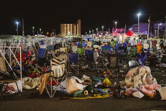 Folding chairs and trash remain at the Wildwood convention center parking lot after the end of President Donald Trump's campaign rally in Wildwood, New Jersey, January 28, 2020. New Jersey supporters of Trump welcomed his first campaign rally in the state the same way they celebrate heroes from the New York Jets football team to native son Bruce Springsteen – with a tailgate party. (Photo by Jeenah Moon/Reuters)