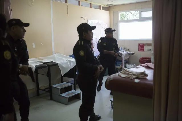 Police search for attackers in an examining room at the Roosevelt Hospital in Guatemala City, Wednesday, August 16, 2017. Officials in Guatemala say at least two people have been killed and five arrested in an early morning shooting at the Roosevelt, one of the country’s largest hospitals, where an unknown number of attackers entered the hospital and began shooting. (Photo by Luis Soto/AP Photo)