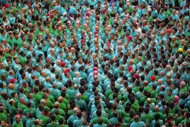 Members or “castellers” of the 'Villafranca's colla' team prepare during the Castells contest's final in Tarragona, Catalonia, Spain, 02 October 2022. The “castells”, human constructions in the form of towers, where each “casteller” stands on the shoulders of the one below up to a height of between four and ten levels, are including in the list of the Intangible Cultural Heritage of Humanity of UNESCO. (Photo by Enric Fontcuberta/EPA/EFE)
