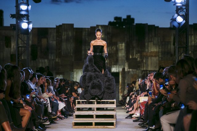 A model presents a creation from the Givenchy Spring/Summer 2016 collection during New York Fashion Week in New York September 11, 2015. (Photo by Lucas Jackson/Reuters)