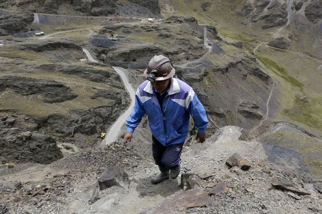 A mine worker is seen outside “The Progreso” gold mine near La Paz, November 13, 2014. According to local media, the president of the Central Bank of Bolivia (BCB) Marcelo Zabalaga said on Thursday that the falling price of oil and minerals in the international market will not affect the national economy. (Photo by David Mercado/Reuters)