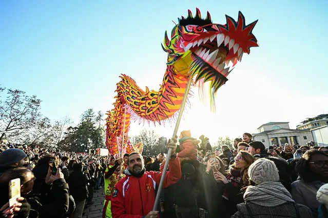 Performers take part in a parade celebrating the Chinese Lunar New Year of the Rabbit, in central Milan, Italy, on January 22, 2023. (Photo by Piero Cruciatti/AFP Photo)
