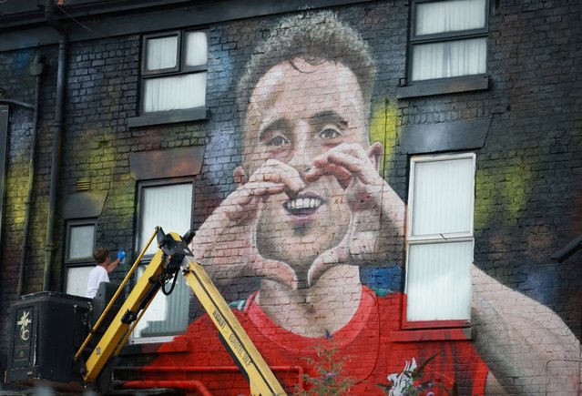 Artist John Culshaw works on a mural of late Liverpool player Diogo Jota on the side of a pub in Liverpool, Britain, on July 14, 2025. (Photo by Phil Noble/Reuters)