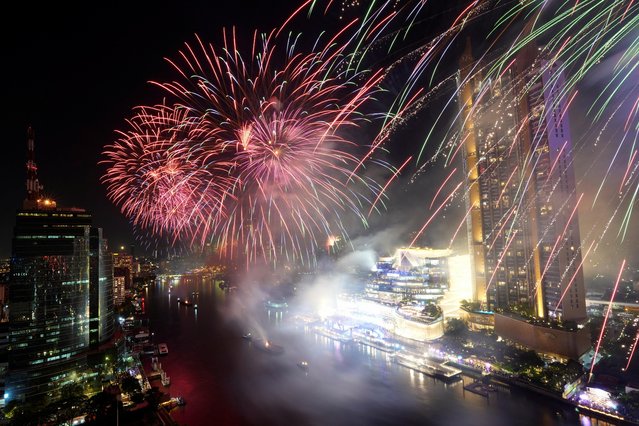 Fireworks explode over the Chao Phraya River during the New Year celebrations, amid the spread of the coronavirus disease (COVID-19) in Bangkok, Thailand, January 1, 2022. (Photo by Athit Perawongmetha/Reuters)