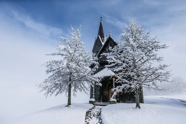 A snow-covered chapel is seen, after the first snowfall of the season, in the western Austrian village of Tulfes, Austria, November 7, 2017. (Photo by Dominic Ebenbichler/Reuters)