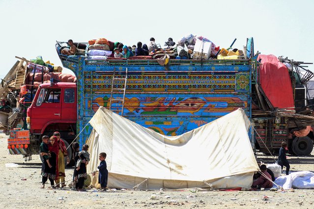 Afghan refugees along with their belongings await deportation to Afghanistan at a holding centre near the Pakistan-Afghanistan border in Chaman on September 4, 2025. The UN refugee chief called on Pakistan on September 3 to pause its mass expulsions of Afghan refugees after an earthquake in eastern Afghanistan killed nearly 1,500. Thousands of Afghans who were registered as refugees have surged over the border from Pakistan in recent days, with officials telling AFP returns have escalated despite the weekend's deadly earthquake in Afghanistan. (Photo by Abdul Basit/AFP Photo)