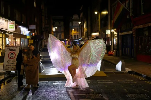 People party on a street as pubs shut for the night due to tier 3 restrictions in Soho, as the spread of the coronavirus disease (COVID-19) continues in London, Britain, December 15, 2020. (Photo by Henry Nicholls/Reuters)