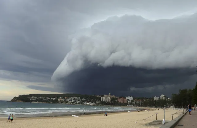 A wave-like cloud looms over Sydney's Manly Beach during an afternoon storm front, March 5, 2014. (Photo by Will Burgess/Reuters)
