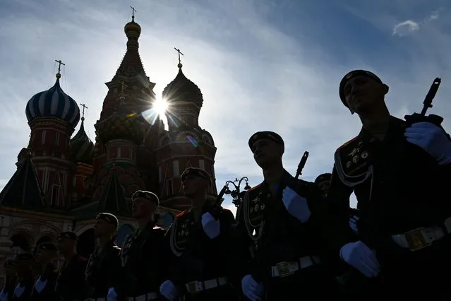 Russian servicemen stand at attention in front of St. Basil's cathedral at Red Square in Moscow on May 7, 2021, before a rehearsal for the Victory Day military parade. Russia will celebrate the 76th anniversary of the victory over Nazi Germany during World War II on May 9. (Photo by Kirill Kudryavtsev/AFP Photo)