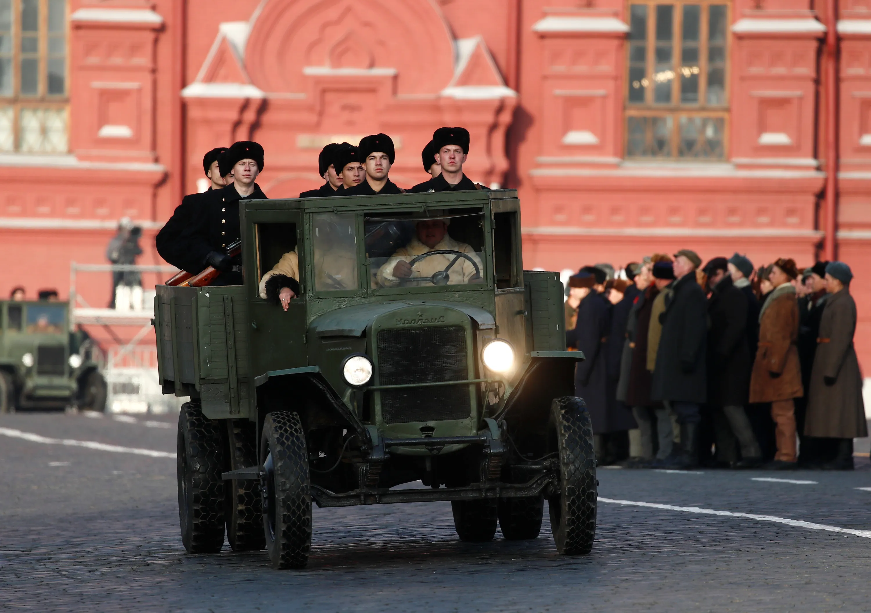 В каких городах россии проходил парад 1941. Парад 7 ноября 1941. Парад на красной площади 1941. Парад на красной площади 7 ноября 1941. Парад 7 ноября 1941 фото.