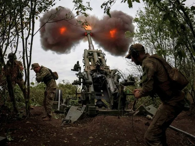 Ukrainian service members fire a shell from a M777 Howitzer at a front line, as Russia's attack on Ukraine continues, in Kharkiv Region, Ukraine on July 21, 2022. (Photo by Gleb Garanich/Reuters)