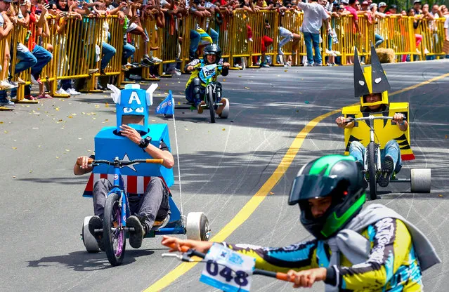 Participants descend a hill in home- made vehicles during the 29 th Car Festival in Medellin, Antioquia department, Colombia, on November 18, 2018. (Photo by Joaquin Sarmiento/AFP Photo)