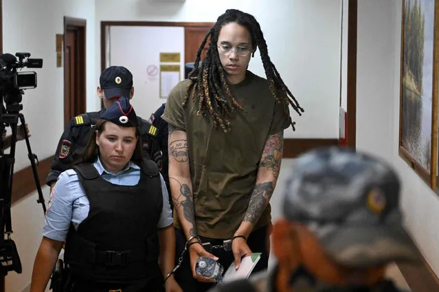 US basketball player Brittney Griner (C) is escorted by police before a hearing during her trial on charges of drug smuggling, in Khimki, outside Moscow on August 2, 2022. Griner was detained at Moscow's Sheremetyevo airport in February 2022 just days before Moscow launched its offensive in Ukraine. She was charged with drug smuggling for possessing vape cartridges with cannabis oil. Speaking at the trial on July 27, Griner said she still did not know how the cartridges ended up in her bag. (Photo by Natalia Kolesnikova/AFP Photo)