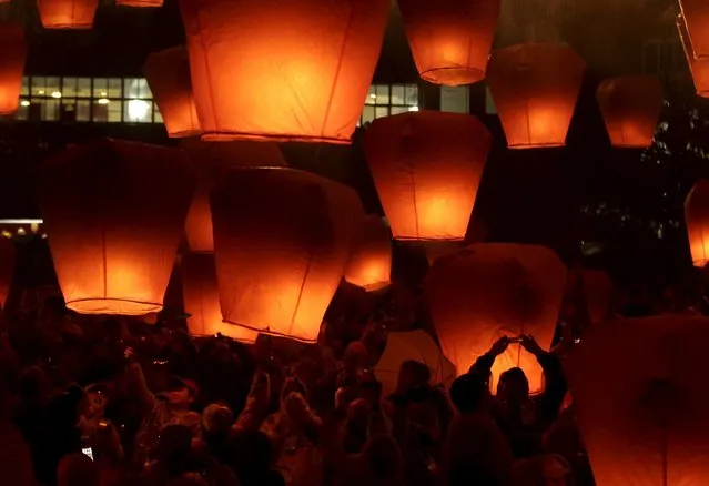 People release sky lanterns ahead of the traditional Chinese Lantern Festival in Pingxi, New Taipei City February 14, 2016. Believers gathered to release sky lanterns as a form of prayer for good luck and blessings. The tradition of releasing lanterns began during the Ching Dynasty when bands of outlaws frequently raided villages, forcing local residents to seek refuge in the mountains. (Photo by Pichi Chuang/Reuters)