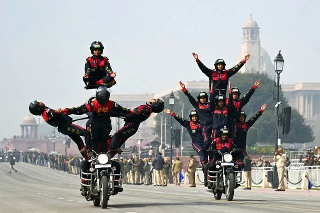 India’s Border Security Force (BSF) all-women motorcycle daredevil team ‘Seema Bhawani’ perform a stunt during a rehearsal ahead of the upcoming Republic Day parade in New Delhi on January 17, 2024. (Photo by Money Sharma/AFP Photo)