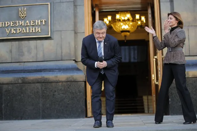 Ukrainian President Petro Poroshenko bow to the people as his wife Maryna applauds while they greet their supporters who have come to thank him for what he did as a president, in Kiev, Ukraine, Monday, April 22, 2019. Political mandates don't get much more powerful than the one Ukrainian voters gave comedian Volodymyr Zelenskiy, who as president-elect faces daunting challenges along with an overwhelming directive to produce change. (Photo by Vadim Ghirda/AP Photo)