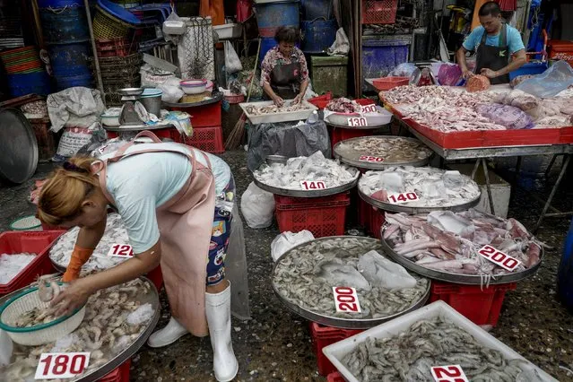 Vendors sort fish and other seafood at a market in Bangkok, Thailand, March 31, 2016. (Photo by Athit Perawongmetha/Reuters)