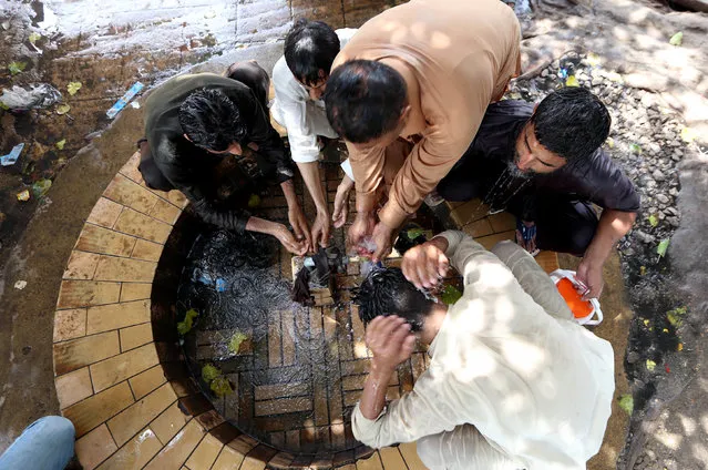 Pakistani people cool off on a hot day in Karachi, Pakistan, 23 June 2015. The death toll from a heatwave in Pakistan southern province of Sindh climbed to 500 on 23 June, as thousands more battled for life at hospitals. The temperature in the port city of Karachi, where more than 450 people died, had been hovering around 45 degree Celsius for three days, said Ghulam Rasool, director general of the Pakistan Metrological Department. Doctors from army and civilian rescue agencies have set up dozens of temporary medical camps to treat people with dehydration and heat stroke, the military said. (Photo by Rehan Khan/EPA)