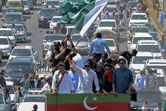 Pakistan's former prime minister Imran Khan (C) along with supporters take part in a protest rally in Swabi on May 25, 2022. (Photo by Abdul Majeed/AFP Photo)