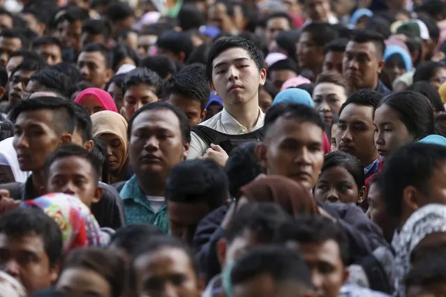Job seekers queue at the Indonesia Spectacular Job Fair 2015 at Gelora Bung Karno stadium in Jakarta August 12, 2015. (Photo by Reuters/Beawiharta)