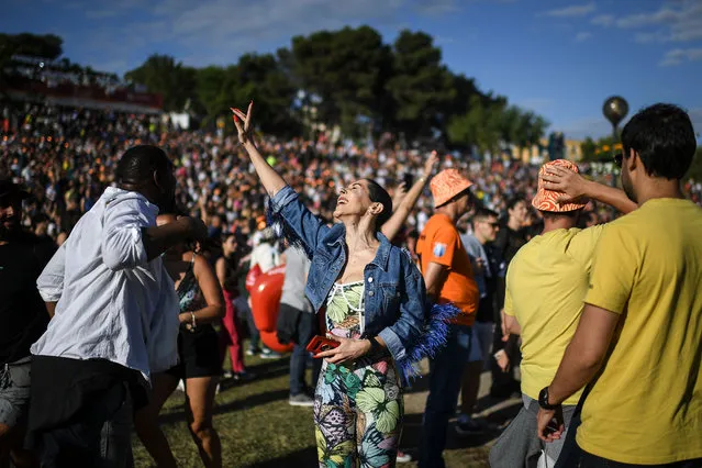 Fans of Brazilian singer Ivete Sangalo dance at Rock in Rio Lisboa music festival at Bela Vista Park in Lisbon on June 20, 2022. Rock in Rio runs from June 19 to June 26, 2022. (Photo by Patrícia de Melo Moreira/AFP Photo)