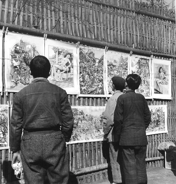 1948年1月，卖年画。 (January 1948, selling pictures)