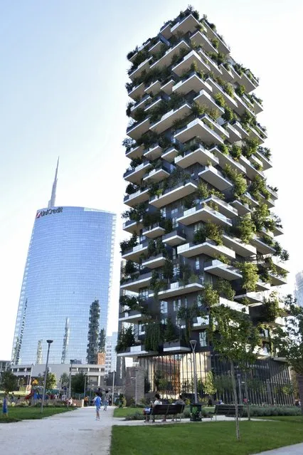 The Unicredit tower (L) and the Bosco Verticale tower are seen in Milan, August 29, 2015. (Photo by Flavio Lo Scalzo/Reuters)