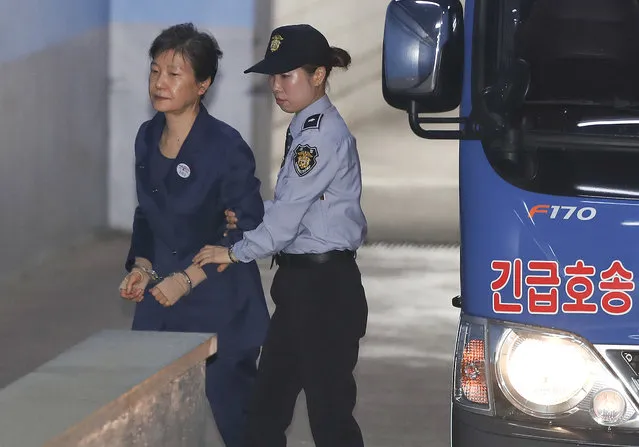 Former South Korean President Park Geun-hye, left, arrives for her trial at the Seoul Central District Court in Seoul, South Korea, Monday, October 16, 2017. Lawyers for jailed Park have resigned in an apparent protest against a court decision to extend her detention. (Photo by Choi Jun-seok/Newsis via AP Photo)