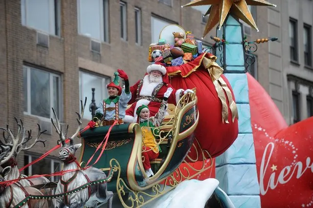 Santa Claus takes part in the 88th Annual Macy's Thanksgiving Day on November 27, 2014 in New York City. (Photo by Brad Barket/Getty Images)