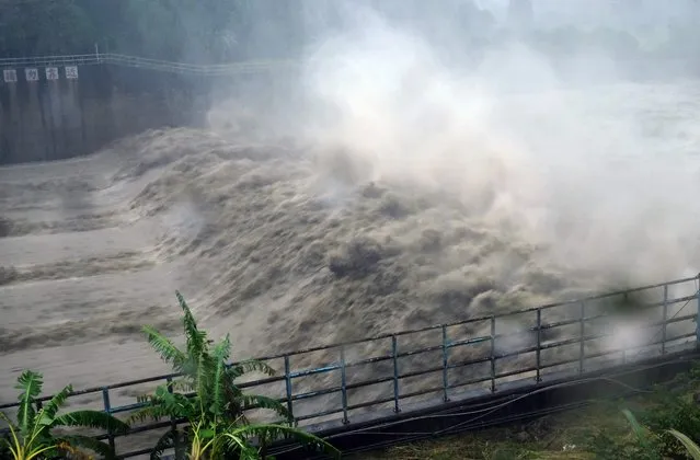 Churning waters in the Jhihtan Dam is seen in Xindian district, New Taipei City, as Typhoon Megi hit eastern Taiwan on September 27, 2016. (Photo by Sam Yeh/AFP Photo)
