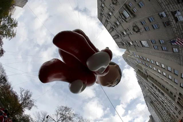 "The Elf on the Shelf" balloon floats down Central Park South during the 89th Macy's Thanksgiving Day Parade in the Manhattan borough of New York, November 26, 2015. (Photo by Andrew Kelly/Reuters)