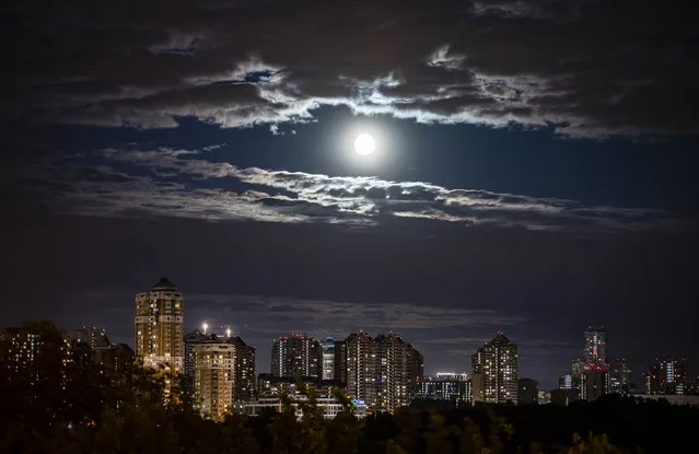 The full moon illuminates the sky over houses in Moscow, Russia, 04 June 2023. (Photo by Yuri Kochetkov/EPA/EFE)
