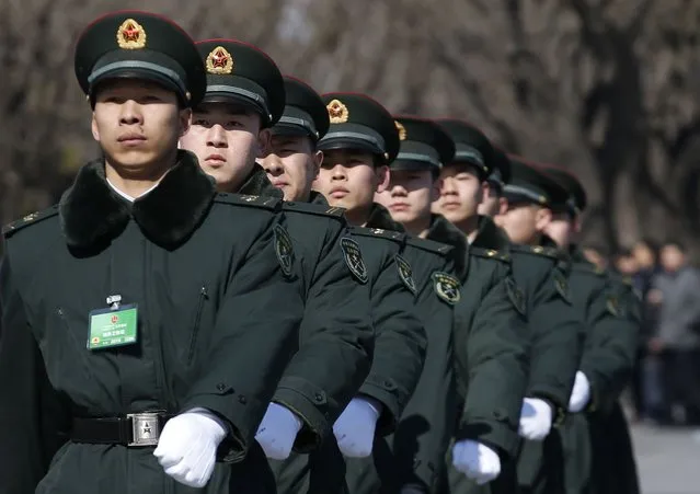 Soldiers from China's People's Liberation Army (PLA) march ahead of the opening session of Chinese People's Political Consultative Conference (CPPCC) at Tiananmen Sqaure in Beijing, March 3, 2015.  REUTERS/Kim Kyung-Hoon