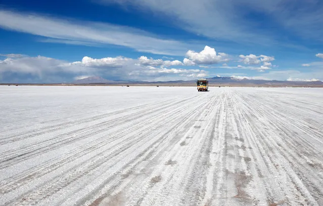 A tourist bus drives on the Salar de Uyuni or Uyuni Salt Flat during Day 7 of the 2014 Dakar Rally on January 11, 2014 in Uyuni, Bolivia. (Photo by Dean Mouhtaropoulos/Getty Images)