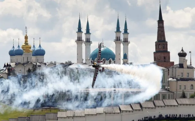 A participant operates an Edge 540 V2 plane while performing in front of the Kazan Kremlin and the Mosque of Kul Sharif, also known as Qol Sharif, during the Challenger Class free practice session of the Red Bull Air Race World Championship in Kazan, Russia on June 15, 2019. (Photo by Alexey Nasyrov/Reuters)