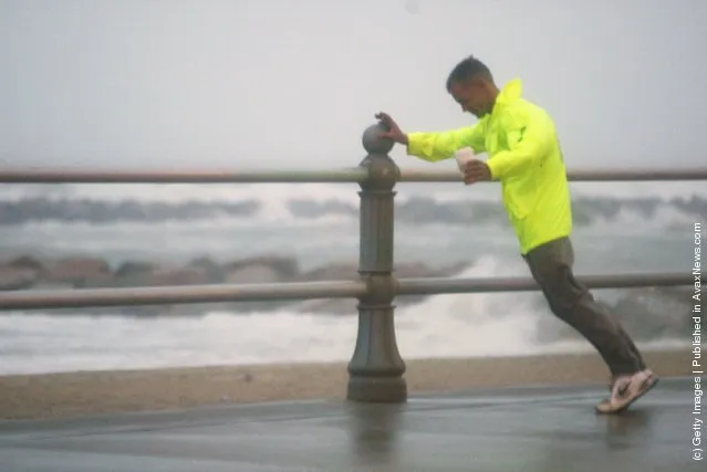People battle against the wind as the front end of hurricane Isabel makes landfall