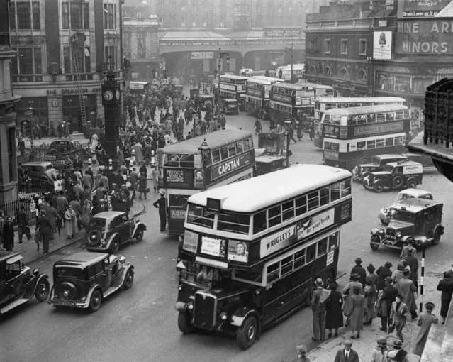 Emergency buses leaving Victoria station, London, following an underground train crash on the District Line, 17th May 1938. (Photo by H. F. Davis/Topical Press Agency/Getty Images)