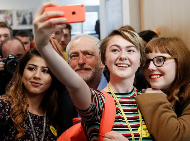 Jeremy Corbyn poses for selfies at a campaign event in Leeds, UK on May 10, 2017. (Photo by Phil Noble/Reuters)