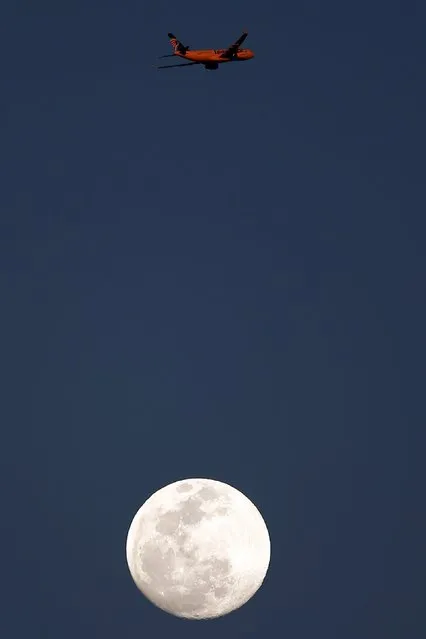 An EgyptAir passenger plane flies over the full moon during the CAF Champions League soccer match between Egypt's Al-Ahly and Morocco's Moghreb Tetouan at Petro Sport stadium in Cairo, May 2, 2015. (Photo by Amr Abdallah Dalsh/Reuters)